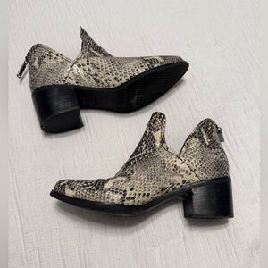 Blondo waterproof snake print booties size 8.5